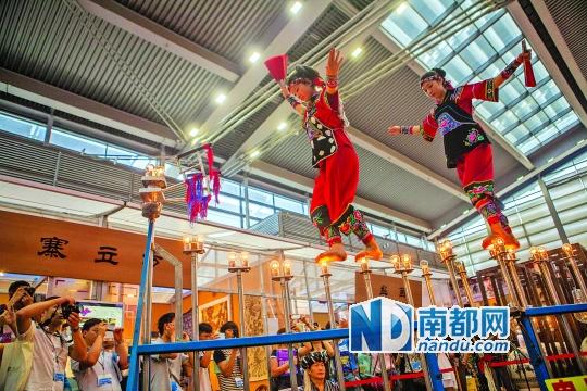 2號展館，苗族姑娘表演踩燈泡絕技《電光玫瑰》，赤腳踩上40瓦的燈泡并做出高難度動作。 南都記者 霍健斌 攝
