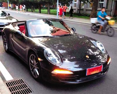 近日，一組“北體大畢業(yè)典禮豪車云集堪比車展”組圖在網(wǎng)絡(luò)爆紅。網(wǎng)絡(luò)截圖