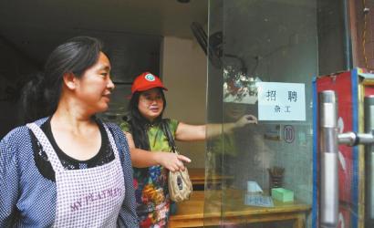 8月14日，市民志愿者體驗城管執(zhí)法招呼商家不要亂張貼。