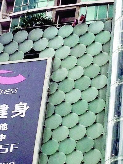 環(huán)亞廣場(chǎng)5樓露臺(tái)上，有一男子揚(yáng)言跳樓。
