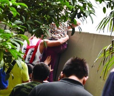 2小時(shí)后，該包工頭終于被抱下來(lái)了。