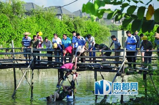 救援人員合力打撈起落水女孩，后經(jīng)醫(yī)護(hù)人員確認(rèn)已經(jīng)死亡。受訪者供圖