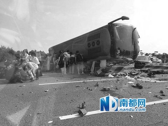 現(xiàn)場大客車側翻，玻璃碎落一地，車身卡在路邊水泥護欄上。 目擊者供圖