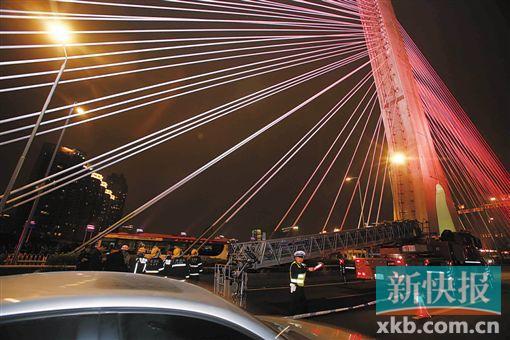 昨日深夜，橋上東側(cè)空出兩條車道用來(lái)救援。