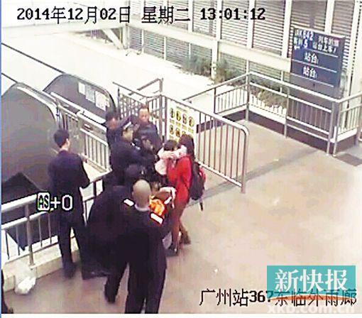 民警果斷將孩子救下,并控制跳樓男子。 通訊員圖(視頻截圖)