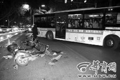 西安街頭一輛小轎車連撞十余機(jī)動(dòng)車 致1死多傷 西安街頭一輛小轎車連撞十余機(jī)動(dòng)車 致1死多傷