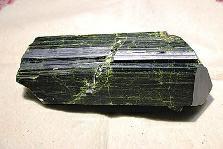 近日，商南縣奇石愛好者潘某在青山鎮(zhèn)鐵礦開采區(qū)發(fā)現(xiàn)一塊疑似綠簾石，有待相關專家和權威機構認定。