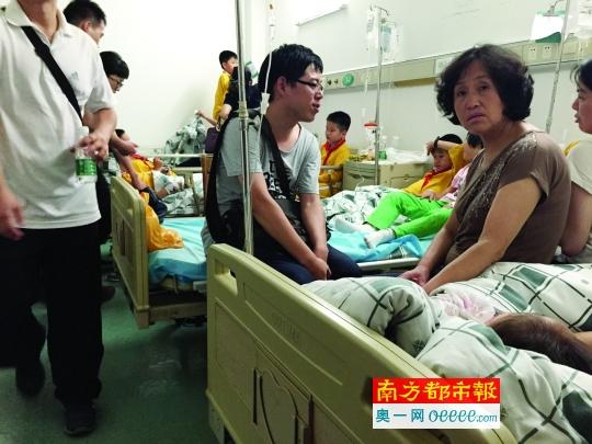  昨晚，家長們陪著誤食鼠藥的孩子們在醫(yī)院就診。