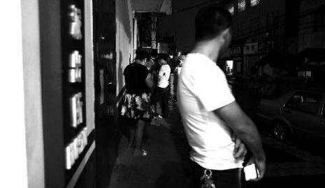 通過聊天軟件陌陌，男子小黃認識了女孩小李，兩三天后，兩人就住到了一起。但好景不長，兩人在一起僅過了十幾天，戀愛關系即破裂，小黃稱曾給小李花了一萬余元。日前，小黃以詐騙為由將小李帶到派出所。