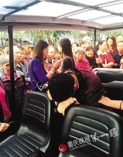 偷拍男子（前）照片來源于網(wǎng)絡(luò)，請作者與重慶晚報聯(lián)系