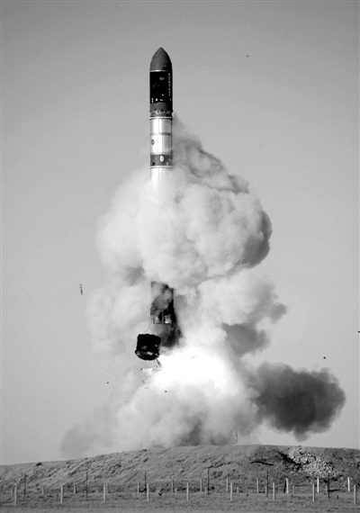 　2007年6月15日，俄羅斯在哈薩克斯坦的軍事場地試射一枚“RS-20”導(dǎo)彈。尚未有媒體公布新型固