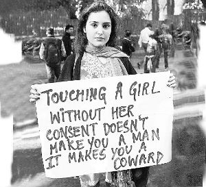 一名印度女孩抗議強奸暴行。