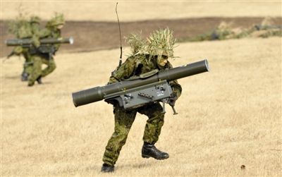 “作戰(zhàn)” 1月13日，日本自衛(wèi)隊一隊員在新年軍演中手持武器，發(fā)動進攻。媒體尚未公布1月22日的美日聯(lián)合軍演圖片。