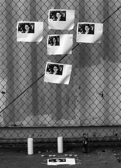 21日，美國洛杉磯，華裔女孩藍可兒遇害案件曝光后，一些人在塞西爾酒店附近擺放藍可兒的照片和蠟燭，紀念藍可兒。