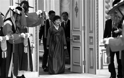 2月25日，韓國首爾，韓國首位女總統(tǒng)樸槿惠身著傳統(tǒng)韓服出席晚宴。