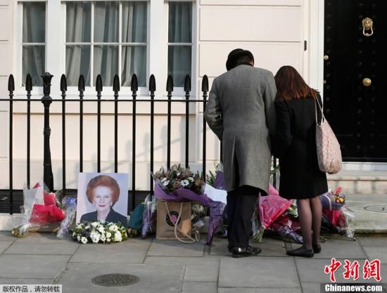 當?shù)貢r間2013年4月8日，英國倫敦，民眾在英國前首相撒切爾夫人位于倫敦的住所前進行悼念活動。