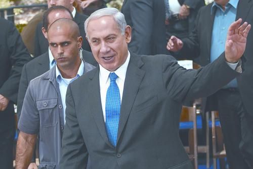 經(jīng)以總理內(nèi)塔尼亞胡主持的內(nèi)閣秘密會議決定，以空軍接連對敘利亞多處目標(biāo)實(shí)施空襲。圖為內(nèi)塔尼亞胡5日出席內(nèi)閣會議。