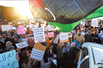 10日，利比亞首都的黎波里，當(dāng)?shù)厥忻裨诶葋喭饨徊客馐就?，抗議“政治隔離法”。圖/東方IC