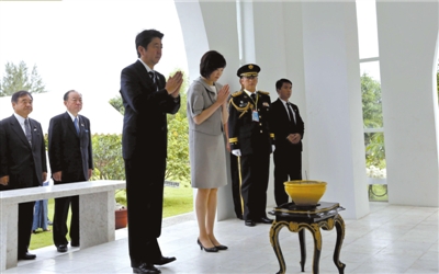 25日，緬甸仰光，安倍偕妻子參拜“二戰(zhàn)陣亡日軍墓”。圖/CFP