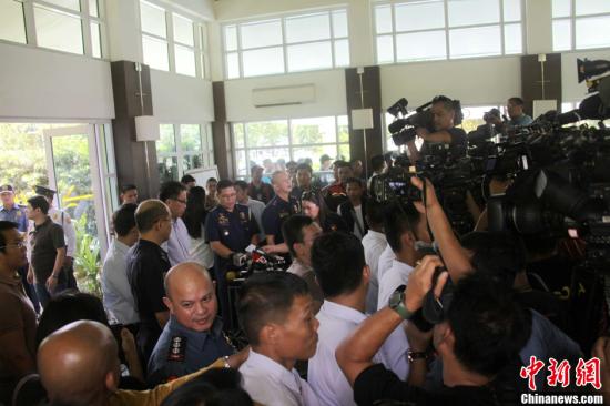 　　6月1日，菲律賓內(nèi)政部長羅哈斯在菲國家警察部隊司令普里斯馬等人陪同下召開記者會，介紹環(huán)球城公寓樓