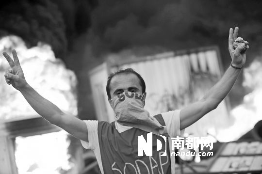 5月31日，土耳其示威者在伊斯坦布爾市中心的塔克西姆廣場抗議政府拆除加濟公園的計劃。