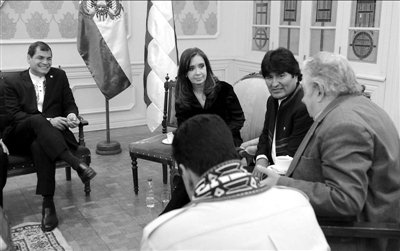 7月4日，科雷亞、克里斯蒂娜、莫拉萊斯、穆?？榜R杜羅（左起順時(shí)針?lè)较颍﹨⒓訒?huì)議。新華社發(fā)