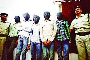 印度一個(gè)特別法庭20日宣布，判處卷入瑞士女游客遭輪奸案的6名男子終身監(jiān)禁。檢方對(duì)判決結(jié)果感到滿意，但表示不排除被告上訴可能。