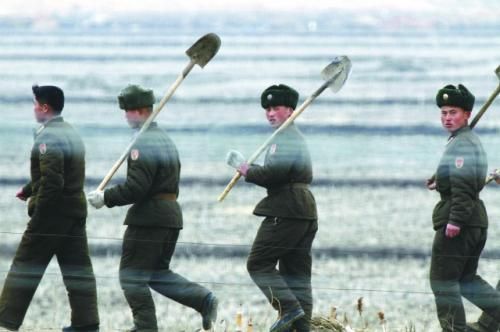 朝軍士兵前往田地支援地方建設(shè)。