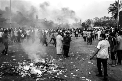 7月27日，在埃及首都開羅，穆爾西支持者同防暴警察發(fā)生沖突。新華社發(fā)