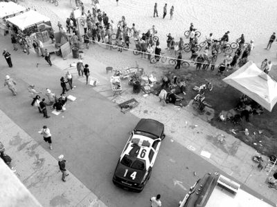 3日，美國洛杉磯，威尼斯海灘上血跡斑斑，警方正在調(diào)查。圖/東方IC