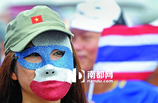 4日，一名泰國(guó)反政府人士頭戴面具在首都曼谷參加集會(huì)。