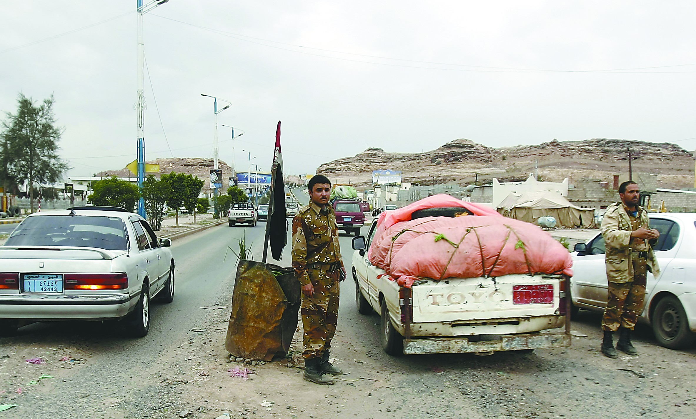 當(dāng)?shù)貢r(shí)間4日，在也門首都薩那，安全人員在通往美國大使館的路上設(shè)置檢查站檢查過往車輛。