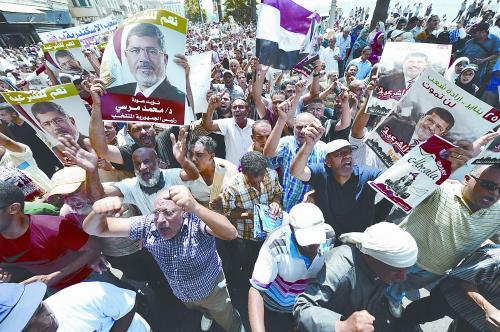 16日，穆爾西的支持者進(jìn)行“憤怒的星期五”大游行，抗議軍方清場行動造成嚴(yán)重人員傷亡。