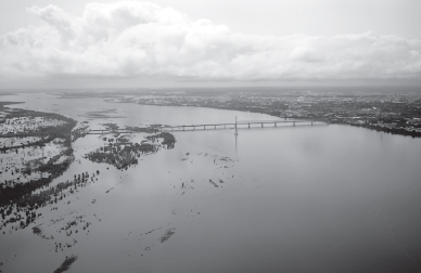 據(jù)目前估計，俄遠東地區(qū)因洪災造成的損失超過100億盧布。