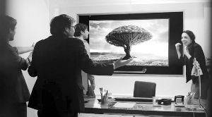 屏幕顯示樹的畫面，求職者獲知真相