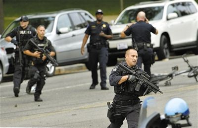 3日,案發(fā)現(xiàn)場,持槍警察在奔跑。