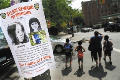 2013年7月23日，貼在紐約街頭的征詢線索傳單，這天是“希望寶寶”被發(fā)現(xiàn)遇害的日子，每年這天警方都