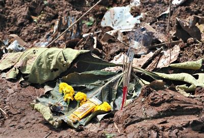 失事現(xiàn)場,有人擺上鮮花放上香燭表示悼念。