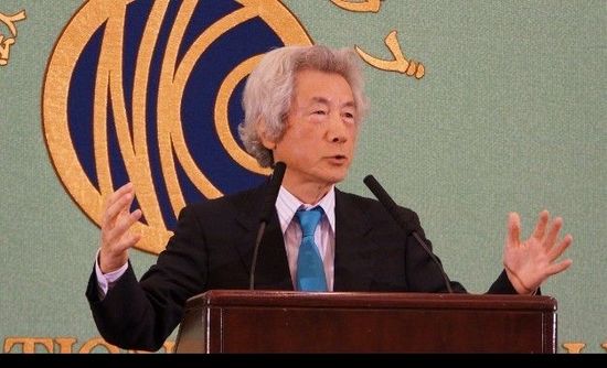 日本前首相小泉純一郎11月12日發(fā)表演說(shuō)，支持安倍晉三對(duì)中國(guó)強(qiáng)硬，并鼓動(dòng)其參拜靖國(guó)神社。