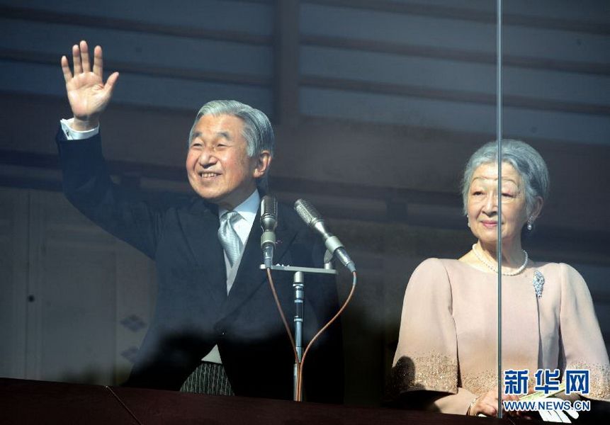 當?shù)貢r間12月23日，在位于日本東京的皇宮，日本明仁天皇向民眾致意。