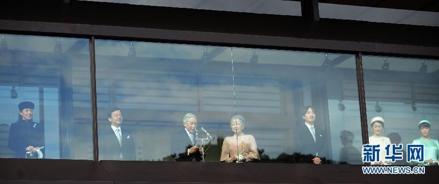 當?shù)貢r間12月23日，在位于日本東京的皇宮，日本明仁天皇在皇族的陪同下發(fā)表生日感言。