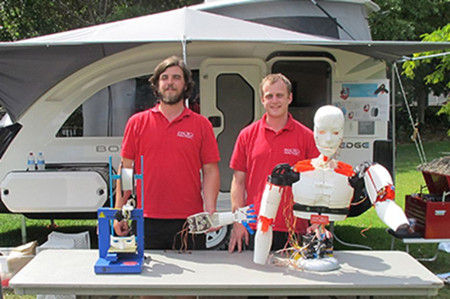 皮尤和尼克爾斯基與他們的3D機(jī)器人。