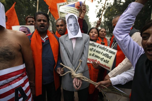 印度新德里民眾憤而示威抗議。