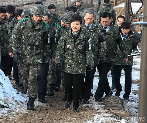 樸槿惠就任后首視察部隊(duì)稱堅(jiān)決應(yīng)對朝“挑釁”