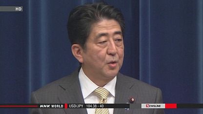 日本首相安倍晉三出發(fā)前往瑞士前接受記者采訪。