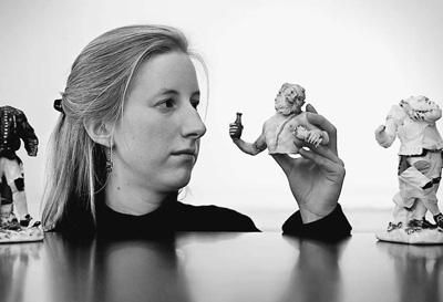 在英國(guó)倫敦，拍賣行員工展示邁森瓷器。