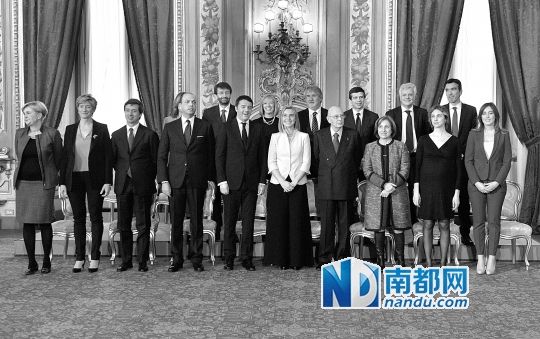 2月22日，在意大利羅馬總統(tǒng)府，新任總理馬泰奧·倫齊(前左五)與總統(tǒng)納波利塔諾(前右四)及新內(nèi)閣成員