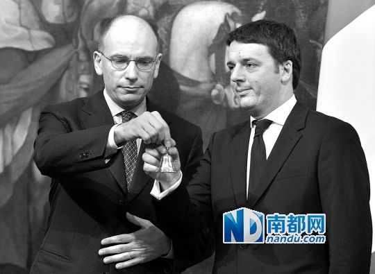 2月22日，在意大利羅馬總理府，新任總理馬泰奧·倫齊(右)與前任總理恩里科·萊塔舉行交接儀式。