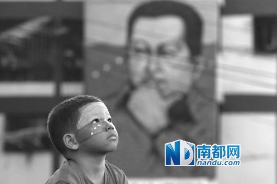 3月5日，一名委內(nèi)瑞拉兒童仰望天空，他身后是查韋斯的陵墓。