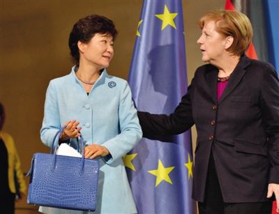 26日，默克爾與來(lái)訪的樸槿惠會(huì)晤。